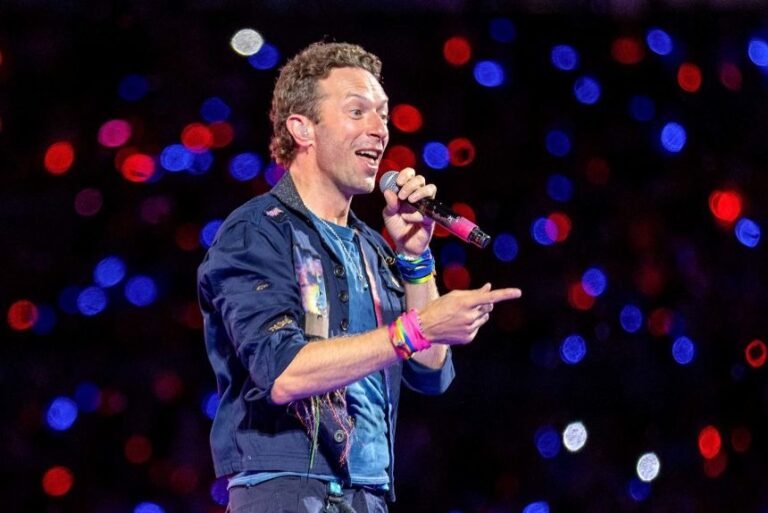 Chris Martin Joins Street Performer for Impromptu Coldplay Duet