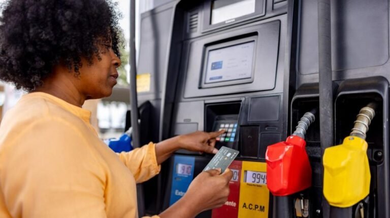 US Inflation Holds Steady at 3.4% as Fuel Costs Weigh on Households
