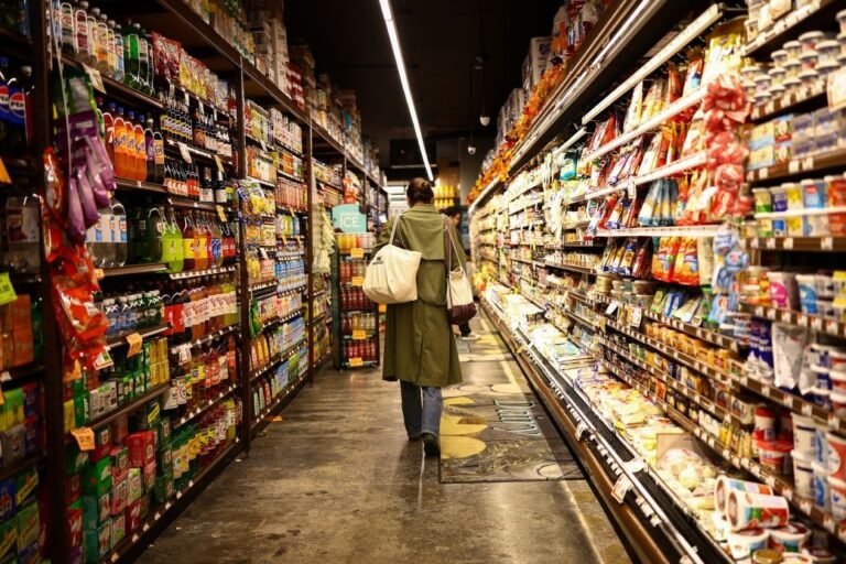 US Job Market Faces Cooling Amid Persistent Inflation Concerns